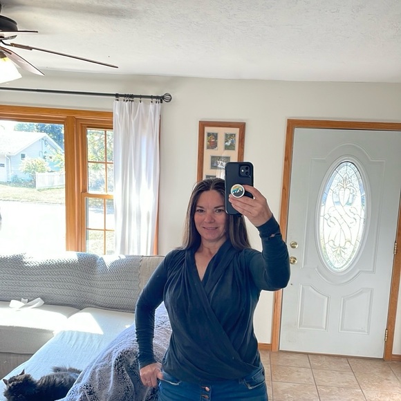 Lululemon Iconic Wrap Dark Gray Long Sleeve Shirt Crop Sz XS -Small Thumb Holes - Picture 11 of 16